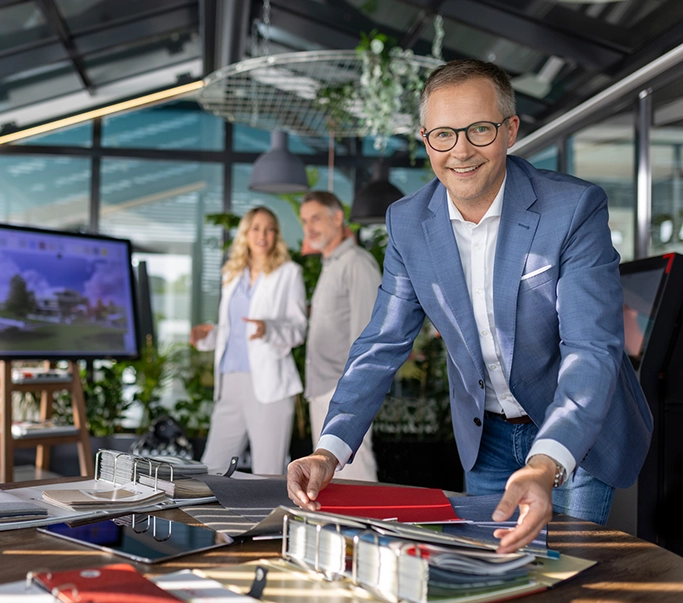 Sonnenschutz Beratung Geschäftsmann bei der Kundenberatung zu den Sonnenschutzprodukten